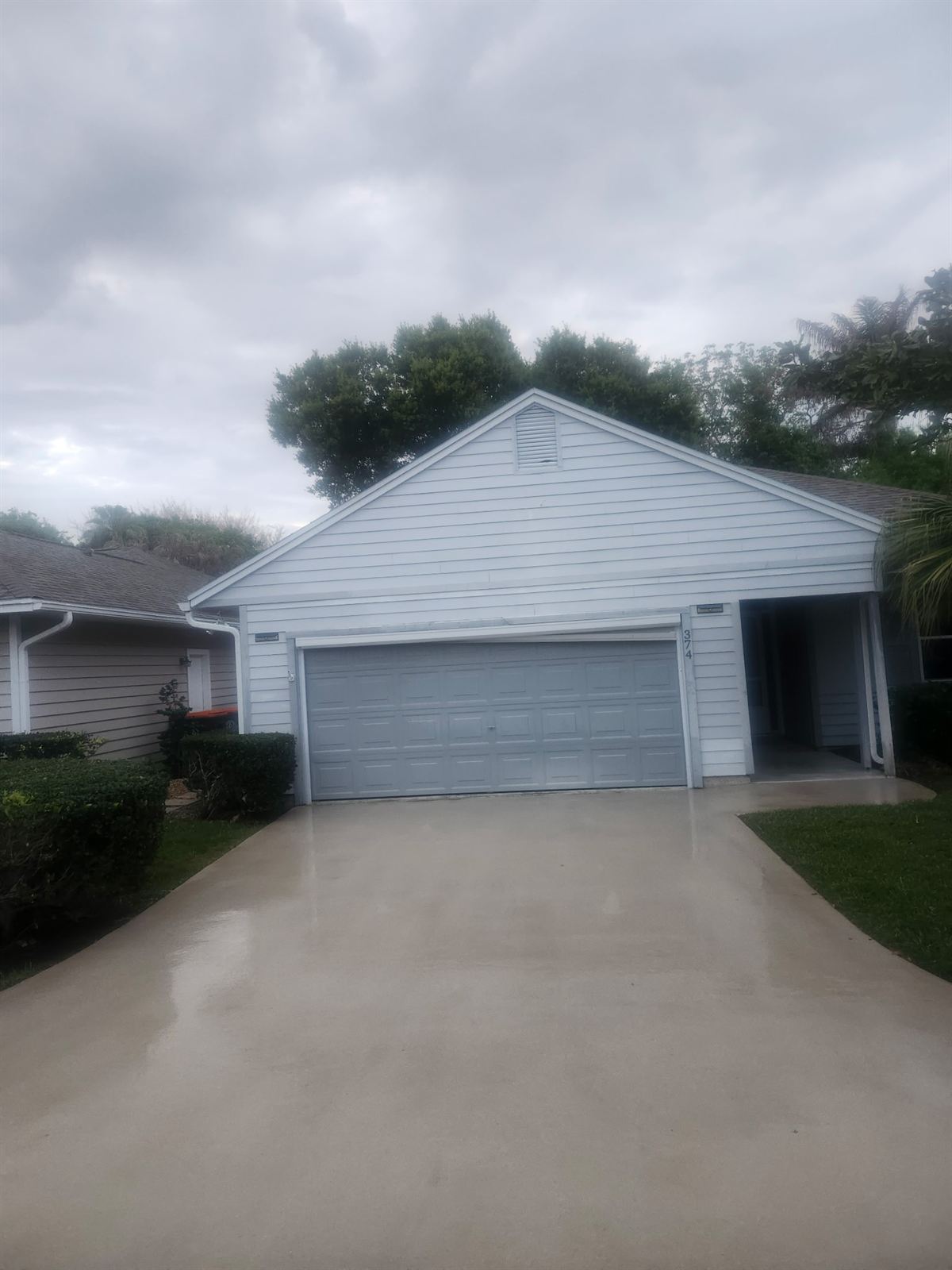 Concrete driveway pressure washing in Vero Beach, FL
