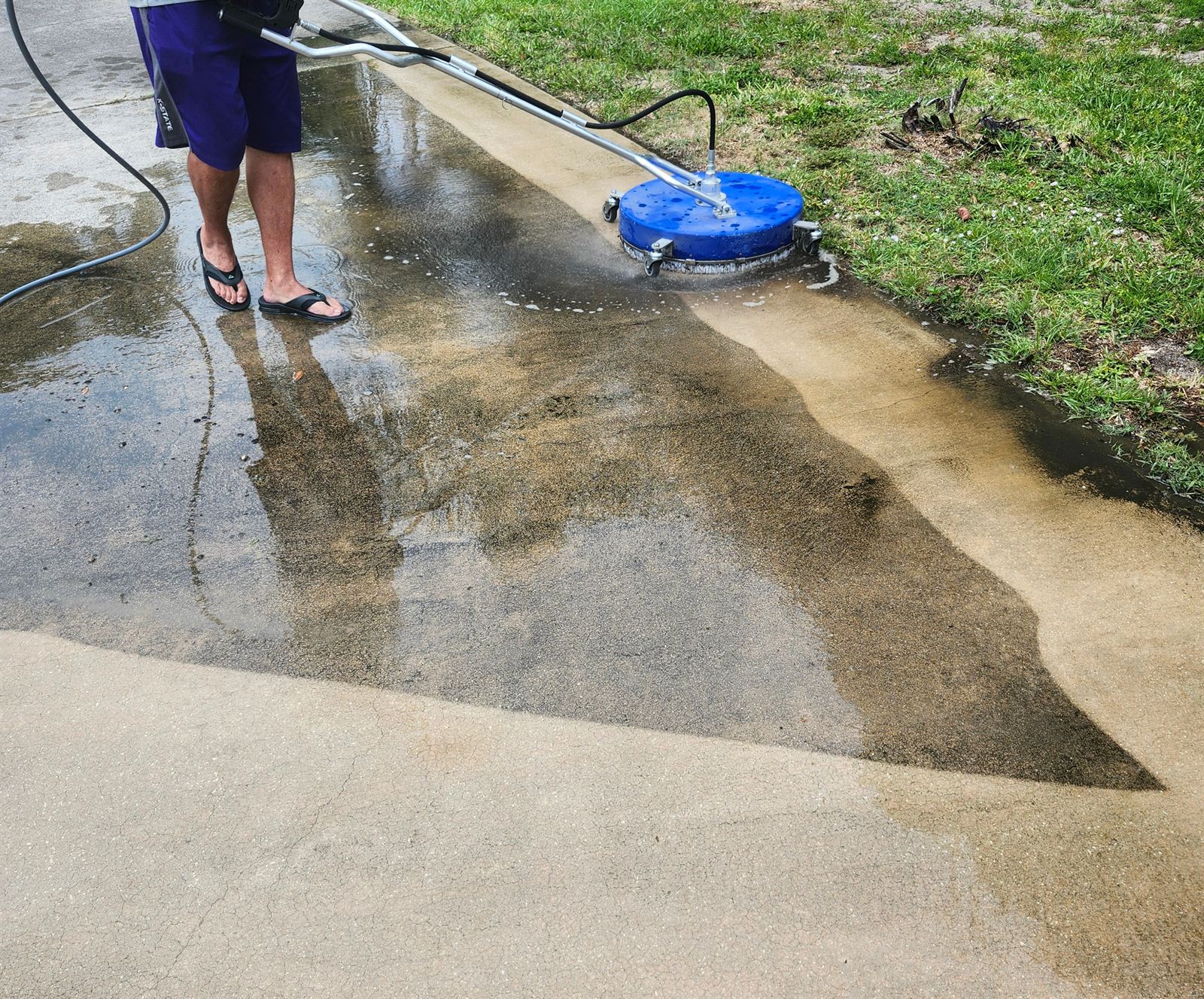 Concrete driveway pressure washing in Vero Beach, FL
